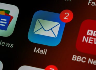 iphone email app with two notifications